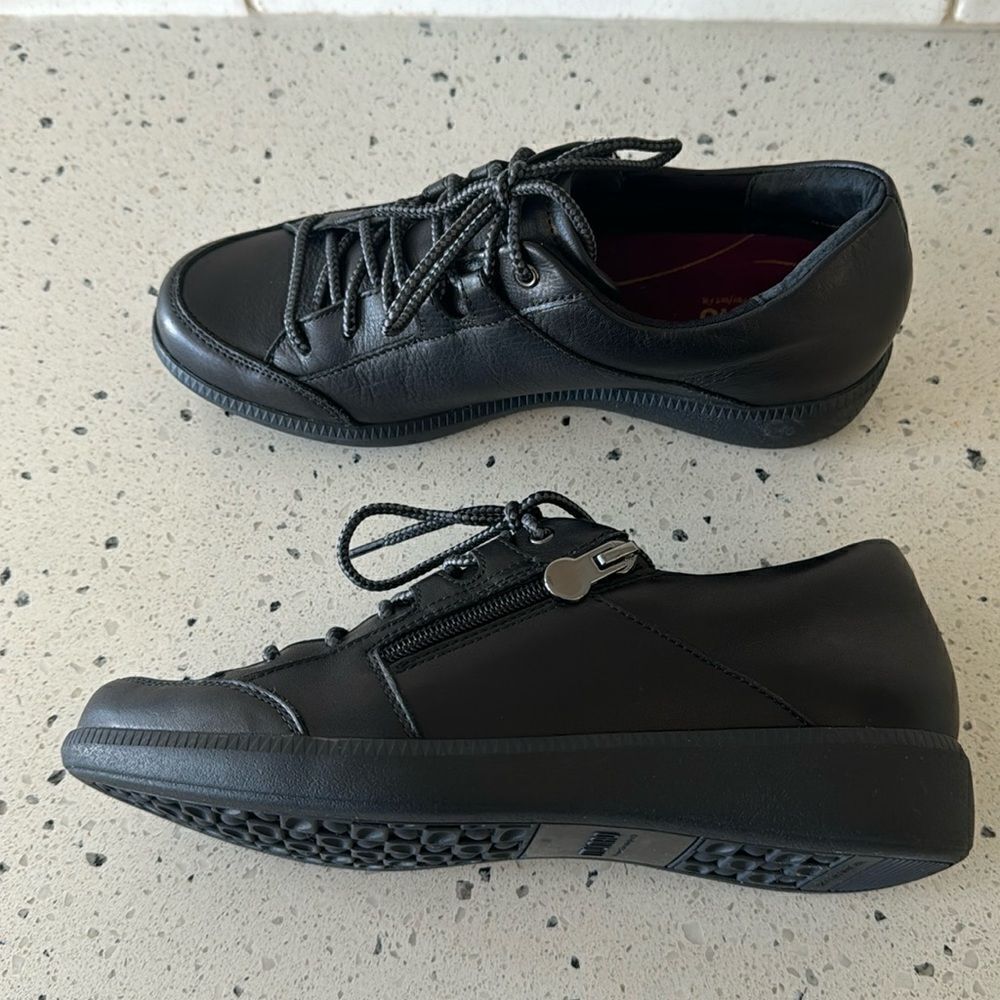 Munro Portia Women's Black Leather Zip Lace Up Comfortable Sneakers Sz 8 NARROW